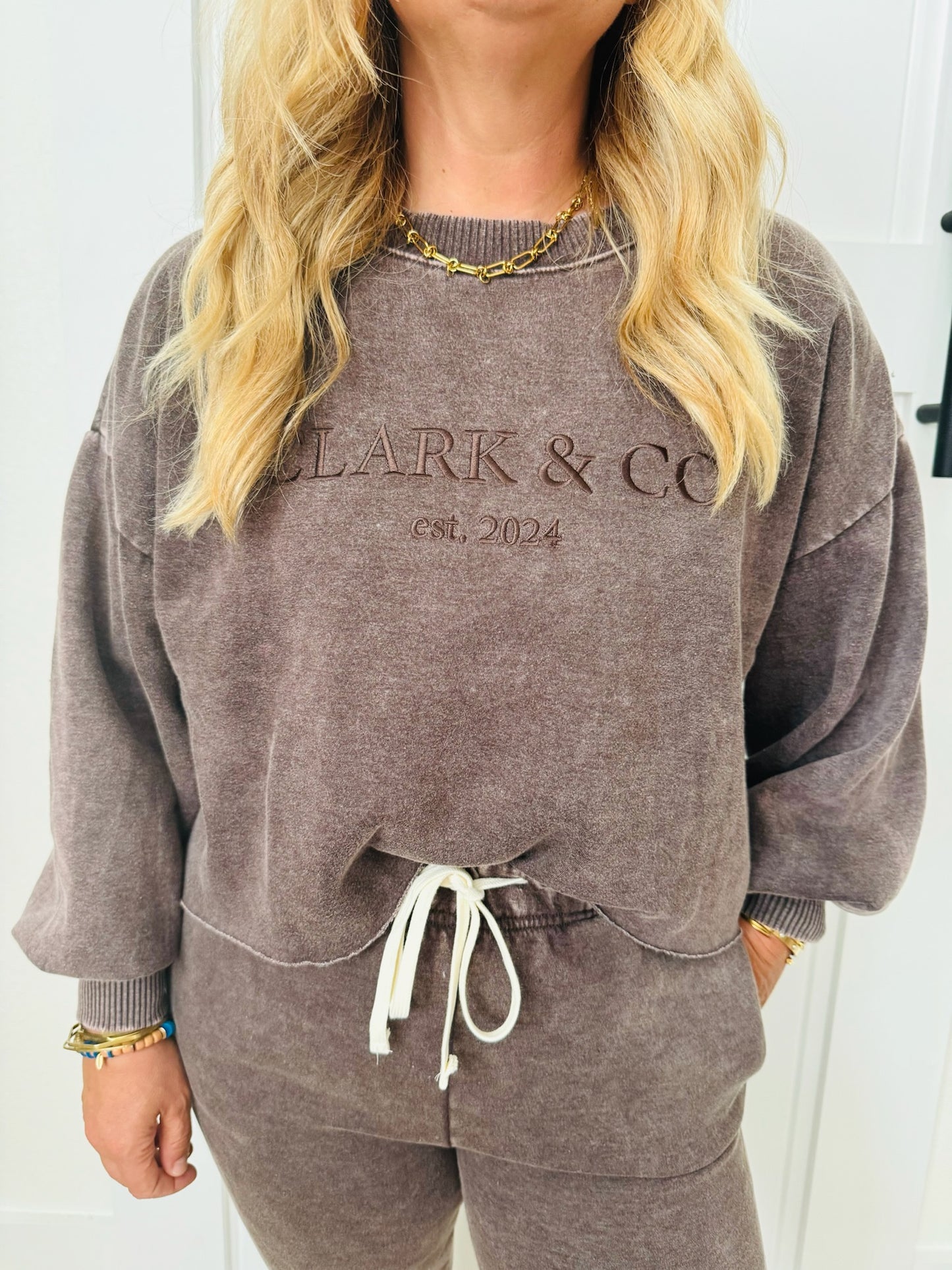 EMBROIDERED ACID WASH FLEECE CROPPED PULLOVER