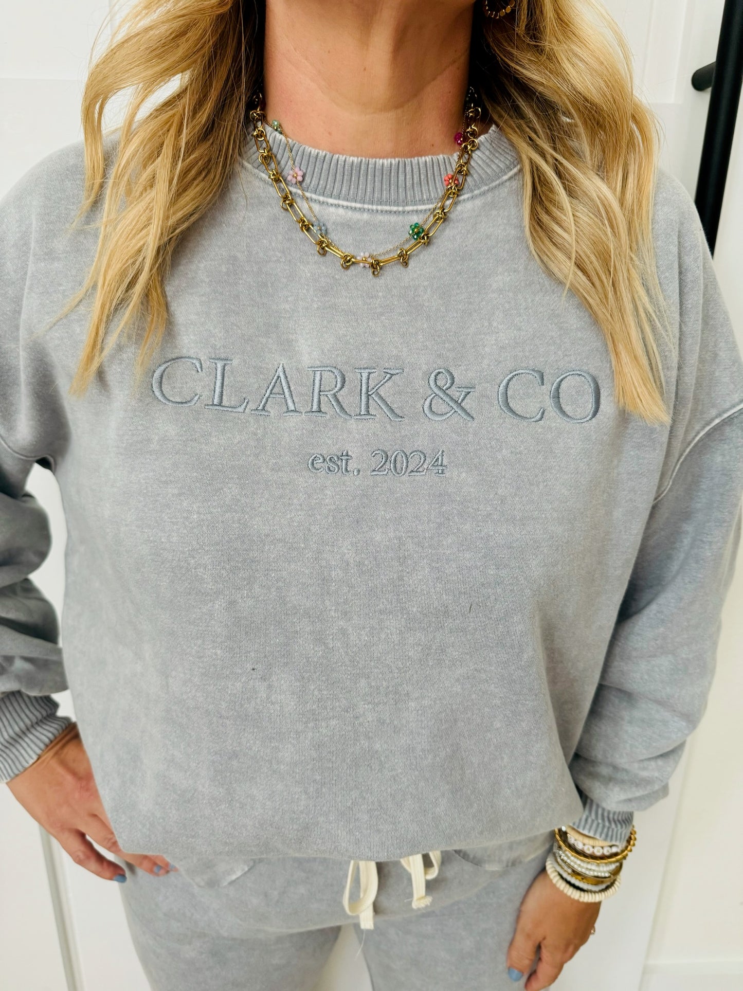 EMBROIDERED CLARK &CO ACID WASH FLEECE OVERSIZED PULLOVER